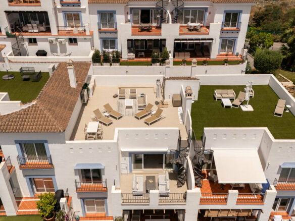 FOR SALE 🏡 Two-Bedroom Penthouse with 100 m² Private Rooftop Solarium and Rental Licence – El Paraíso, Benahavís 🇪🇸