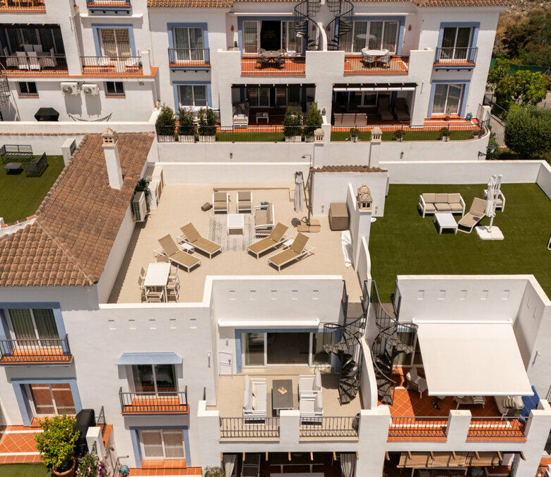 FOR SALE 🏡 Two-Bedroom Penthouse with 100 m² Private Rooftop Solarium and Rental Licence – El Paraíso, Benahavís 🇪🇸