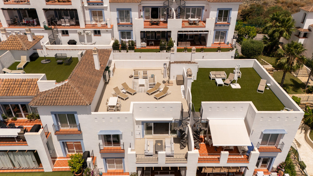 FOR SALE 🏡 Two-Bedroom Penthouse with 100 m² Private Rooftop Solarium and Rental Licence – El Paraíso, Benahavís 🇪🇸