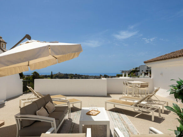 FOR SALE 🏡 Two-Bedroom Penthouse with 100 m² Private Rooftop Solarium and Rental Licence – El Paraíso, Benahavís 🇪🇸