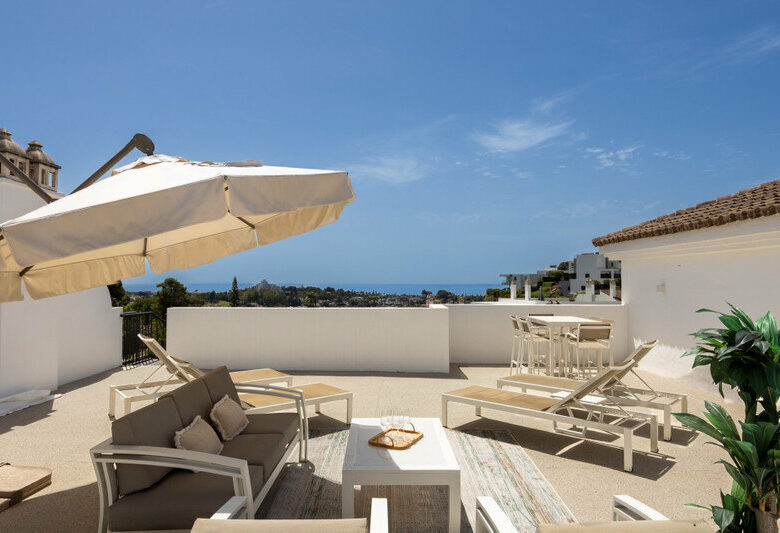 FOR SALE 🏡 Two-Bedroom Penthouse with 100 m² Private Rooftop Solarium and Rental Licence – El Paraíso, Benahavís 🇪🇸