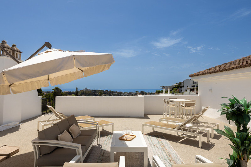 FOR SALE 🏡 Two-Bedroom Penthouse with 100 m² Private Rooftop Solarium and Rental Licence – El Paraíso, Benahavís 🇪🇸