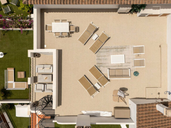 FOR SALE 🏡 Two-Bedroom Penthouse with 100 m² Private Rooftop Solarium and Rental Licence – El Paraíso, Benahavís 🇪🇸