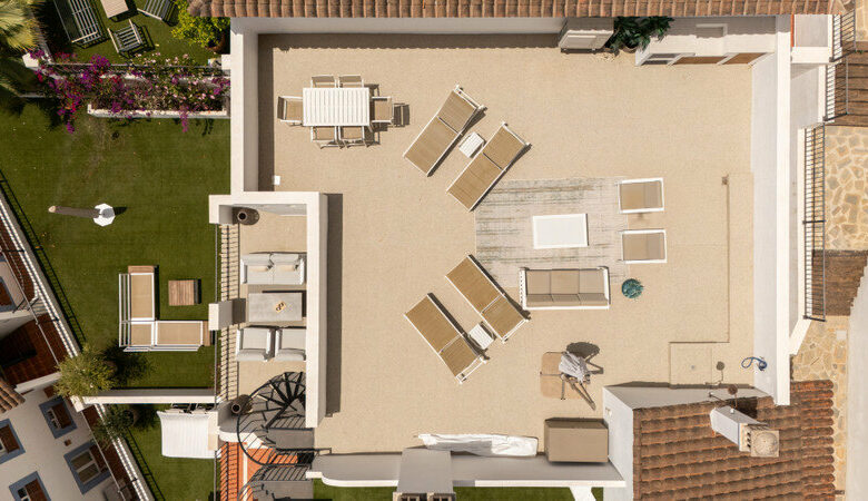 FOR SALE 🏡 Two-Bedroom Penthouse with 100 m² Private Rooftop Solarium and Rental Licence – El Paraíso, Benahavís 🇪🇸