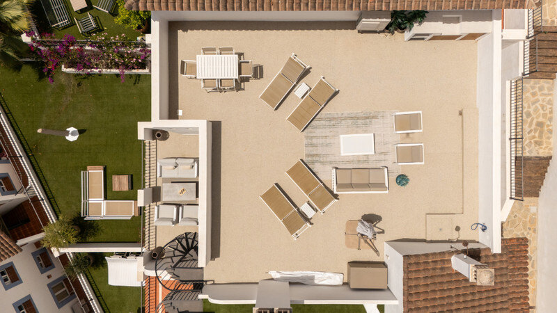 FOR SALE 🏡 Two-Bedroom Penthouse with 100 m² Private Rooftop Solarium and Rental Licence – El Paraíso, Benahavís 🇪🇸