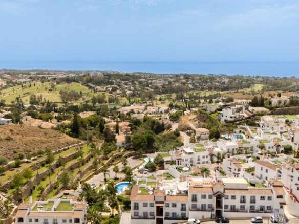 FOR SALE 🏡 Two-Bedroom Penthouse with 100 m² Private Rooftop Solarium and Rental Licence – El Paraíso, Benahavís 🇪🇸