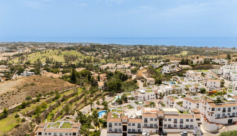 FOR SALE 🏡 Two-Bedroom Penthouse with 100 m² Private Rooftop Solarium and Rental Licence – El Paraíso, Benahavís 🇪🇸