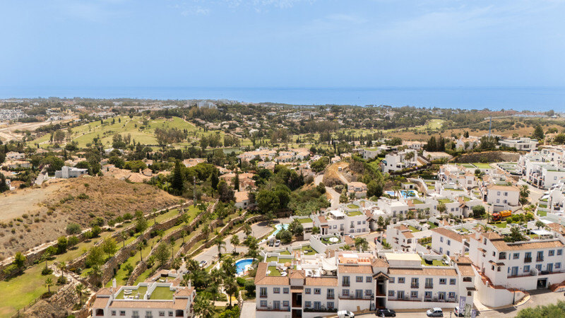 FOR SALE 🏡 Two-Bedroom Penthouse with 100 m² Private Rooftop Solarium and Rental Licence – El Paraíso, Benahavís 🇪🇸