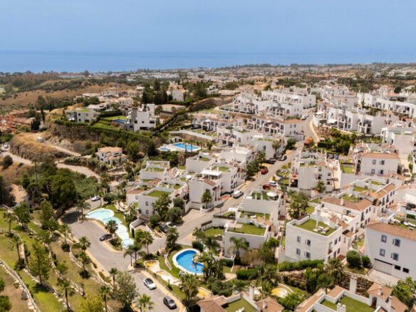 FOR SALE 🏡 Two-Bedroom Penthouse with 100 m² Private Rooftop Solarium and Rental Licence – El Paraíso, Benahavís 🇪🇸