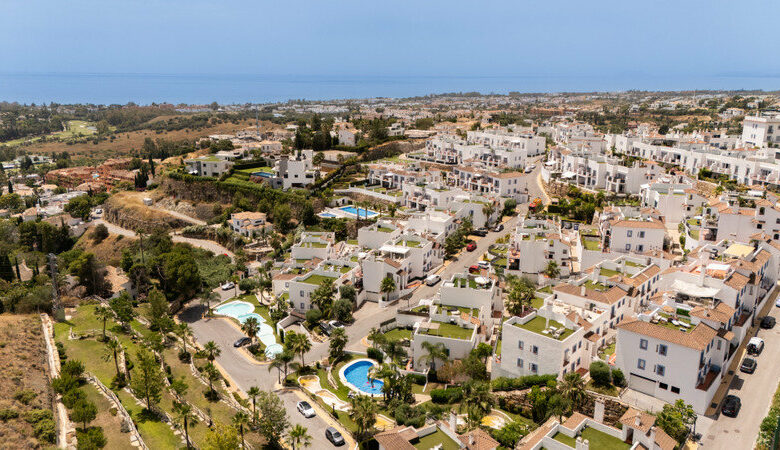 FOR SALE 🏡 Two-Bedroom Penthouse with 100 m² Private Rooftop Solarium and Rental Licence – El Paraíso, Benahavís 🇪🇸
