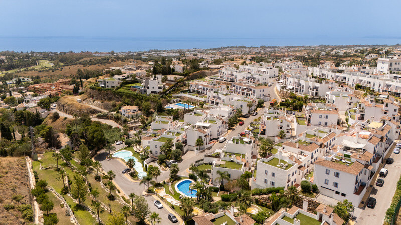 FOR SALE 🏡 Two-Bedroom Penthouse with 100 m² Private Rooftop Solarium and Rental Licence – El Paraíso, Benahavís 🇪🇸