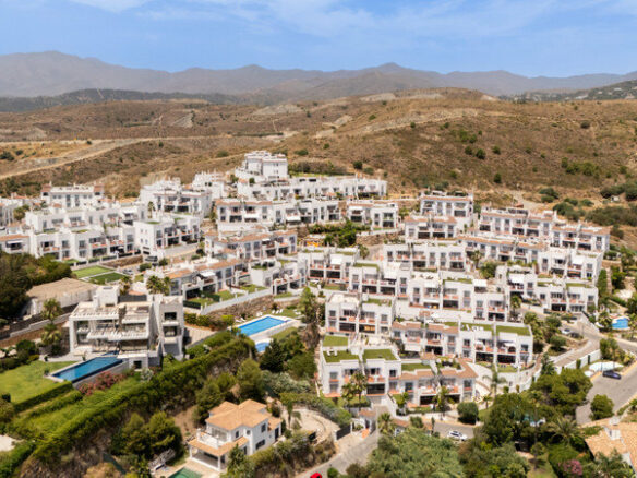 FOR SALE 🏡 Two-Bedroom Penthouse with 100 m² Private Rooftop Solarium and Rental Licence – El Paraíso, Benahavís 🇪🇸