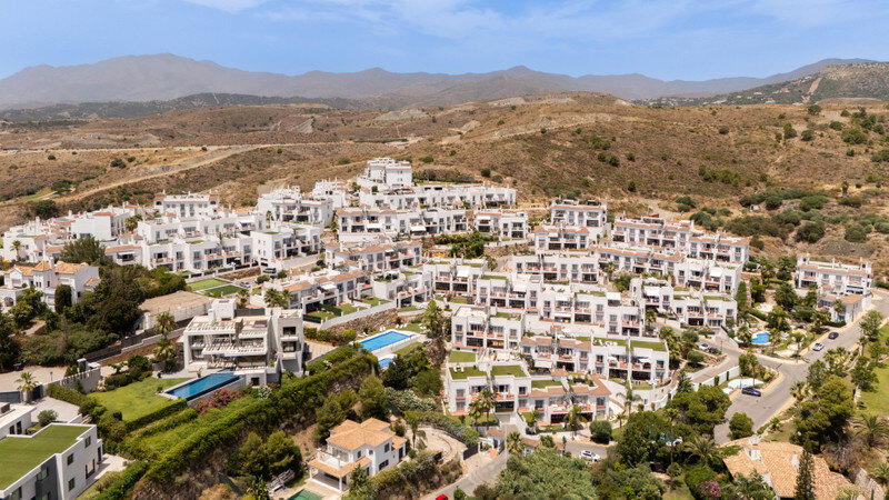 FOR SALE 🏡 Two-Bedroom Penthouse with 100 m² Private Rooftop Solarium and Rental Licence – El Paraíso, Benahavís 🇪🇸