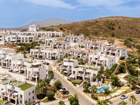 FOR SALE 🏡 Two-Bedroom Penthouse with 100 m² Private Rooftop Solarium and Rental Licence – El Paraíso, Benahavís 🇪🇸