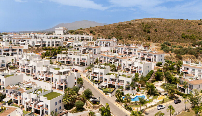 FOR SALE 🏡 Two-Bedroom Penthouse with 100 m² Private Rooftop Solarium and Rental Licence – El Paraíso, Benahavís 🇪🇸