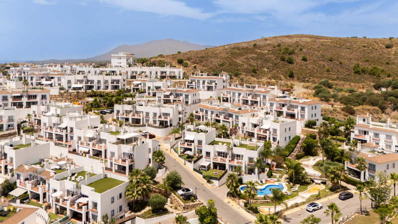 FOR SALE 🏡 Two-Bedroom Penthouse with 100 m² Private Rooftop Solarium and Rental Licence – El Paraíso, Benahavís 🇪🇸