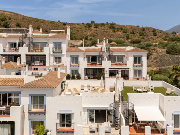 FOR SALE 🏡 Two-Bedroom Penthouse with 100 m² Private Rooftop Solarium and Rental Licence – El Paraíso, Benahavís 🇪🇸