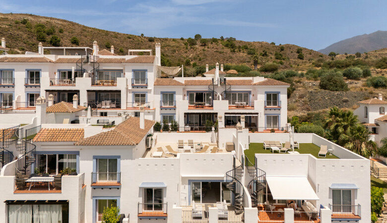 FOR SALE 🏡 Two-Bedroom Penthouse with 100 m² Private Rooftop Solarium and Rental Licence – El Paraíso, Benahavís 🇪🇸