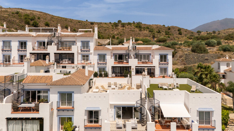 FOR SALE 🏡 Two-Bedroom Penthouse with 100 m² Private Rooftop Solarium and Rental Licence – El Paraíso, Benahavís 🇪🇸