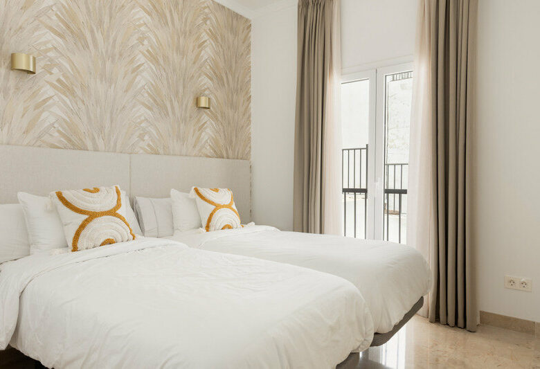 FOR SALE 🏡 Two-Bedroom Penthouse with 100 m² Private Rooftop Solarium and Rental Licence – El Paraíso, Benahavís 🇪🇸