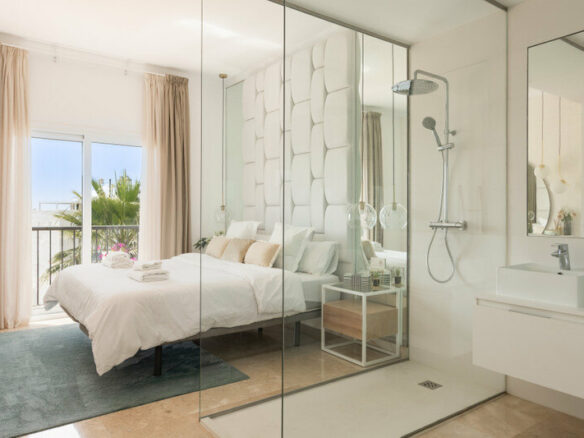 FOR SALE 🏡 Two-Bedroom Penthouse with 100 m² Private Rooftop Solarium and Rental Licence – El Paraíso, Benahavís 🇪🇸
