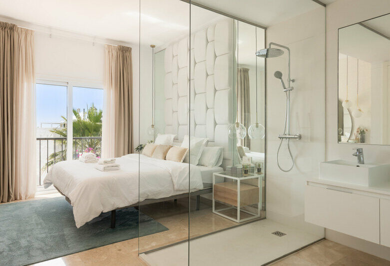 FOR SALE 🏡 Two-Bedroom Penthouse with 100 m² Private Rooftop Solarium and Rental Licence – El Paraíso, Benahavís 🇪🇸