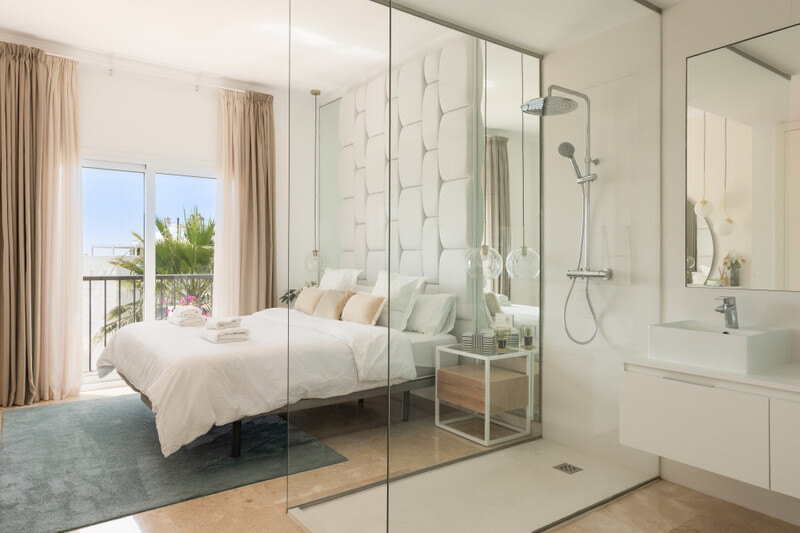 FOR SALE 🏡 Two-Bedroom Penthouse with 100 m² Private Rooftop Solarium and Rental Licence – El Paraíso, Benahavís 🇪🇸