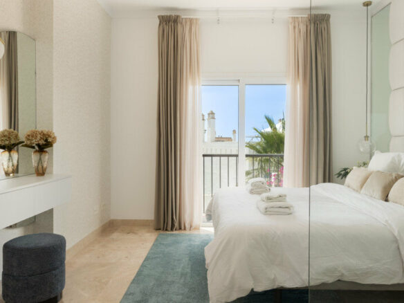 FOR SALE 🏡 Two-Bedroom Penthouse with 100 m² Private Rooftop Solarium and Rental Licence – El Paraíso, Benahavís 🇪🇸