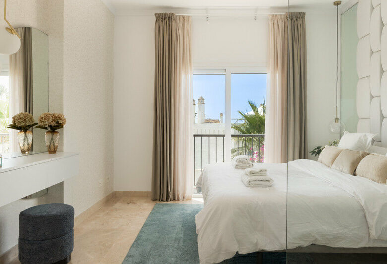 FOR SALE 🏡 Two-Bedroom Penthouse with 100 m² Private Rooftop Solarium and Rental Licence – El Paraíso, Benahavís 🇪🇸