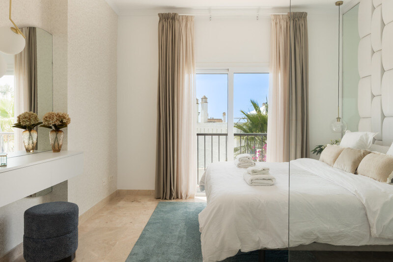 FOR SALE 🏡 Two-Bedroom Penthouse with 100 m² Private Rooftop Solarium and Rental Licence – El Paraíso, Benahavís 🇪🇸