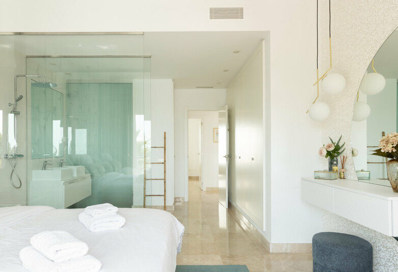 FOR SALE 🏡 Two-Bedroom Penthouse with 100 m² Private Rooftop Solarium and Rental Licence – El Paraíso, Benahavís 🇪🇸