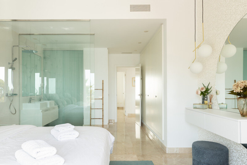 FOR SALE 🏡 Two-Bedroom Penthouse with 100 m² Private Rooftop Solarium and Rental Licence – El Paraíso, Benahavís 🇪🇸