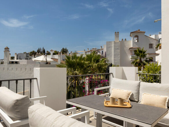 FOR SALE 🏡 Two-Bedroom Penthouse with 100 m² Private Rooftop Solarium and Rental Licence – El Paraíso, Benahavís 🇪🇸