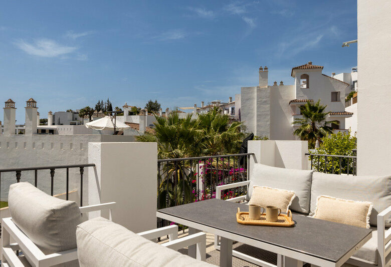 FOR SALE 🏡 Two-Bedroom Penthouse with 100 m² Private Rooftop Solarium and Rental Licence – El Paraíso, Benahavís 🇪🇸
