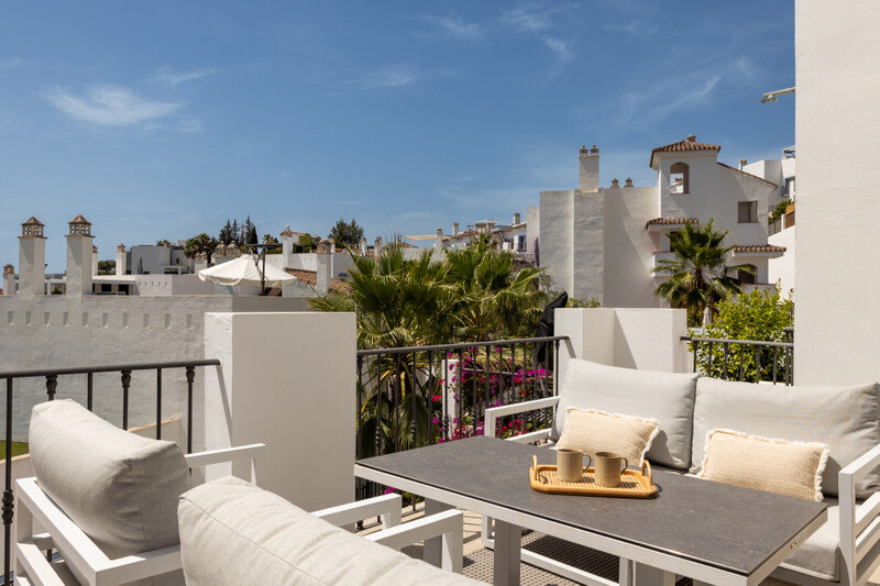 FOR SALE 🏡 Two-Bedroom Penthouse with 100 m² Private Rooftop Solarium and Rental Licence – El Paraíso, Benahavís 🇪🇸
