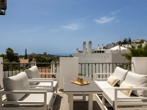 FOR SALE 🏡 Two-Bedroom Penthouse with 100 m² Private Rooftop Solarium and Rental Licence – El Paraíso, Benahavís 🇪🇸