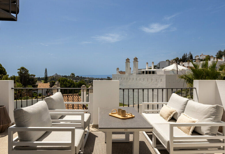 FOR SALE 🏡 Two-Bedroom Penthouse with 100 m² Private Rooftop Solarium and Rental Licence – El Paraíso, Benahavís 🇪🇸