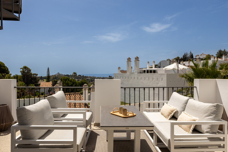 FOR SALE 🏡 Two-Bedroom Penthouse with 100 m² Private Rooftop Solarium and Rental Licence – El Paraíso, Benahavís 🇪🇸