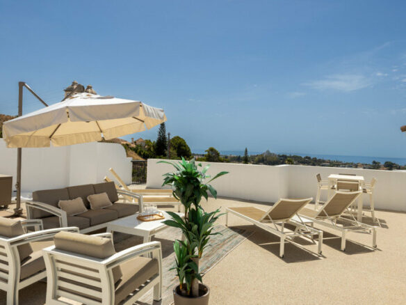 FOR SALE 🏡 Two-Bedroom Penthouse with 100 m² Private Rooftop Solarium and Rental Licence – El Paraíso, Benahavís 🇪🇸