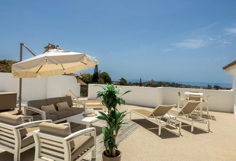 FOR SALE 🏡 Two-Bedroom Penthouse with 100 m² Private Rooftop Solarium and Rental Licence – El Paraíso, Benahavís 🇪🇸