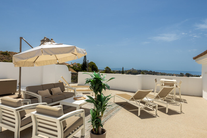 FOR SALE 🏡 Two-Bedroom Penthouse with 100 m² Private Rooftop Solarium and Rental Licence – El Paraíso, Benahavís 🇪🇸