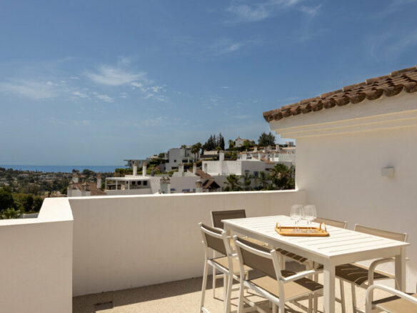 FOR SALE 🏡 Two-Bedroom Penthouse with 100 m² Private Rooftop Solarium and Rental Licence – El Paraíso, Benahavís 🇪🇸