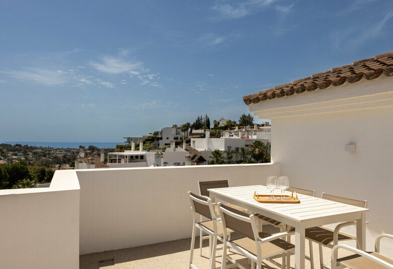 FOR SALE 🏡 Two-Bedroom Penthouse with 100 m² Private Rooftop Solarium and Rental Licence – El Paraíso, Benahavís 🇪🇸