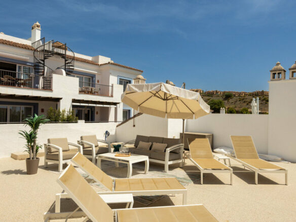 FOR SALE 🏡 Two-Bedroom Penthouse with 100 m² Private Rooftop Solarium and Rental Licence – El Paraíso, Benahavís 🇪🇸