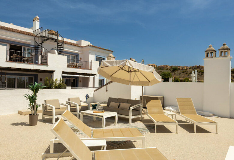 FOR SALE 🏡 Two-Bedroom Penthouse with 100 m² Private Rooftop Solarium and Rental Licence – El Paraíso, Benahavís 🇪🇸