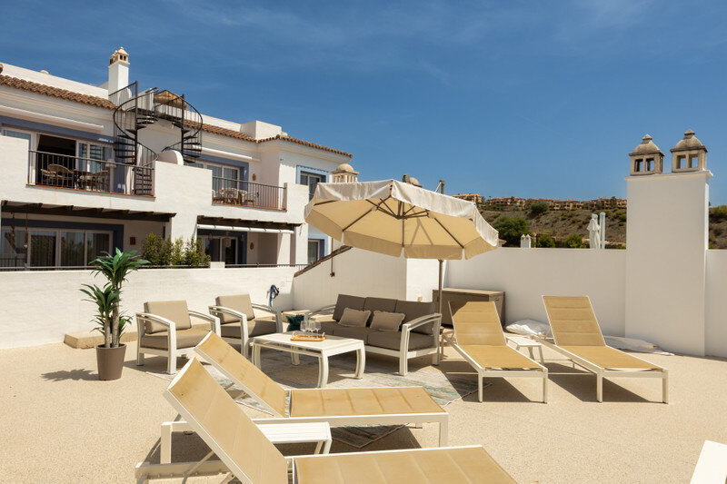 FOR SALE 🏡 Two-Bedroom Penthouse with 100 m² Private Rooftop Solarium and Rental Licence – El Paraíso, Benahavís 🇪🇸