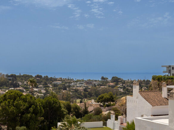 FOR SALE 🏡 Two-Bedroom Penthouse with 100 m² Private Rooftop Solarium and Rental Licence – El Paraíso, Benahavís 🇪🇸