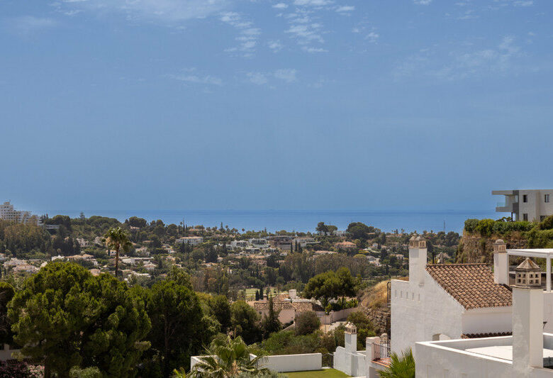 FOR SALE 🏡 Two-Bedroom Penthouse with 100 m² Private Rooftop Solarium and Rental Licence – El Paraíso, Benahavís 🇪🇸