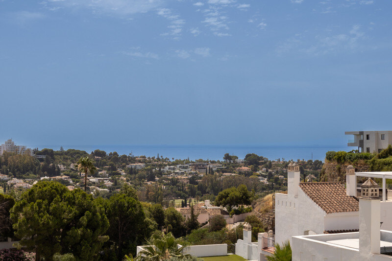 FOR SALE 🏡 Two-Bedroom Penthouse with 100 m² Private Rooftop Solarium and Rental Licence – El Paraíso, Benahavís 🇪🇸