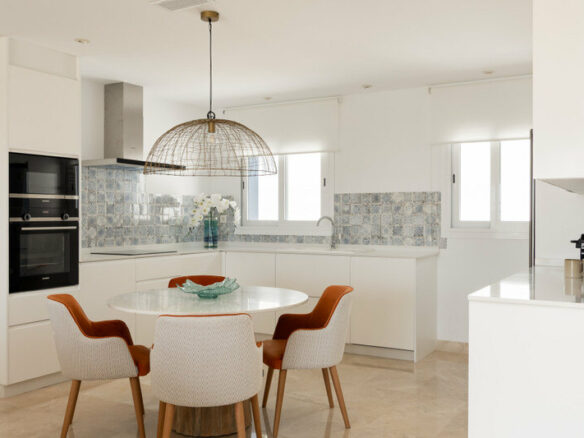 FOR SALE 🏡 Two-Bedroom Penthouse with 100 m² Private Rooftop Solarium and Rental Licence – El Paraíso, Benahavís 🇪🇸